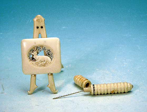 Konvolut aus zwei Teilen Elfenbein, deutsch, um 1870, 1 x kleine Staffelei, geschnitzt mit liegendem Hirsch, besch., H. ca. 9 cm; 1 x ...
