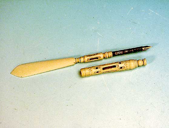 Brief”ffner, Frankreich, um 1860-80, Elfenbein geschnitzt, z.T. in Durchbrucharbeitinnen mit versilberter Schreibfeder, L. ca. 20,5 cm