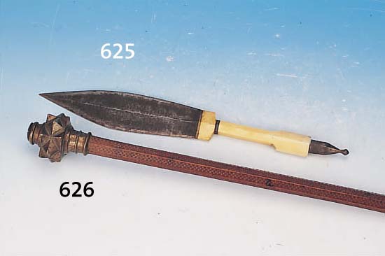 STREITKOLBEN, SYRIEN, UM 1900, HARTHOLZ, MITREICHEN FEINEN FLACHSCHNITZEREIEN, ENDE BRON- ZE, L. CA. 62 CM