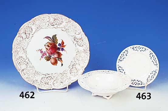 Runde Platte, Meissen, um 1870, 2. Wahl, Porzellan, Rand reich reliefiert und teil- vergoldet, mittig bunte Obstmalerei, D. ca. 29 cm