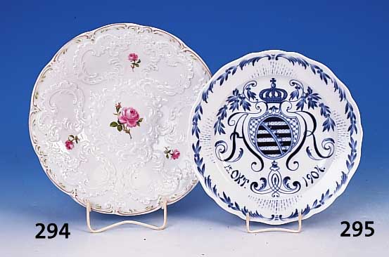 Zierschale, Meissen, 40er/50er Jahre, Porzellan, reich reliefiert, Rosenmalerei, D. ca. 28 cm