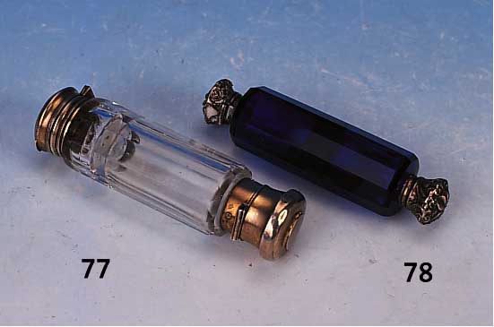 Doppelflakon, Frankreich, um 1900, geschlif-fenes Kristllglas, eine Unterteilung, für Par-fum und Riechsalz, Silberdeckel leicht ver- beult, L. ...