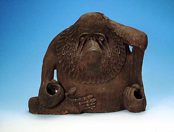 SKULPTUR, ENGLAND, UM 1900, TERRAKOTTA, DARSTELLUNG EINES ORANG-UTAN, LEICHT BESTOSSENCA. 47 X 56 CM