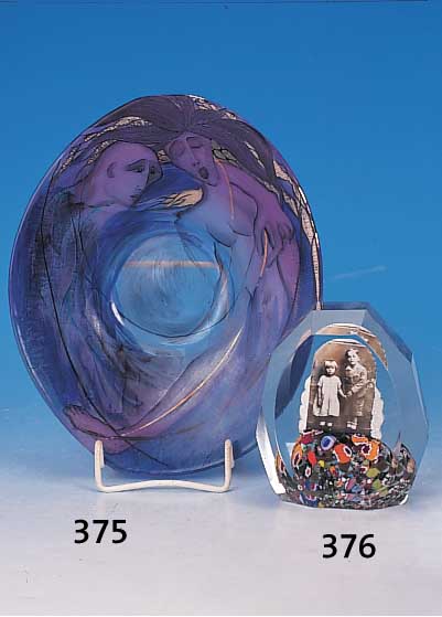 PAPERWEIGHT, BöHMEN, UM 1910, FARBLOSES GLAS MIT EINGESCHMOLZENER KINDERFOTOGRAPHIE UND BUNTEN GLASTEILEN, FACETTIERT, H. CA. 11 CM
