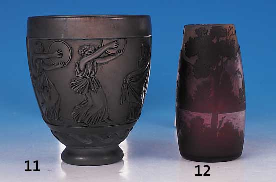 Vase, Frankreich, sign. Gall‚, um 1920, Schichtglas partiell gelb eingepudert, violettberfangen, geschnitten und geschliffen, um- laufender ...