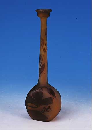 Vase, Frankreich, sign. Gall‚ mit Stern, um 1904-08, Schichtglas gelb eingepudert, vio- lett berfangen, geschnitten und geschliffen, floraler ...