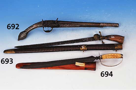 Hirschfänger, deutsch, 19. Jh., Horngriff, Gefäß in Muschelform, Eisenklinge korrodiert bzw. beschädigt, Holzscheide, L. 70 cm