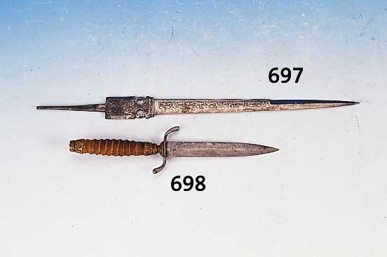 Klinge, deutsch, 19. Jh. Eisen, tauschiert, Blätterdekor, berieben, Gesamtlänge 41 cm, Spitze min. best., Alters- schäden