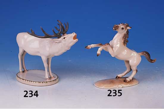 PORZELLANFIGUR, KPM BERLIN, 1914-18, RöHRENDER HIRSCH, SPARSAM BUNT BEMALT, AM GEWEIH RESTAURIERT, H. CA. 17 CM