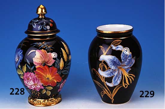 Vase, Hutschenreuther, 1934, Jubiläums- marke, Porzellan, kobaltblau, Liliendekor, Goldstaffage, H. ca. 30 cm