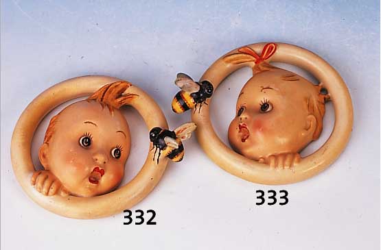 Wandapplike, Goebel, sign. Hummel, 1942, Erstausformung B, Kind mit Biene, Feinstein- zeug, bunt bemalt, D. ca. 12 cm