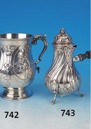 Henkelbecher, wohl England oder USA, um 1900, Sterling Silber, reich floral reliefiert, H. ca. 14.5 cm