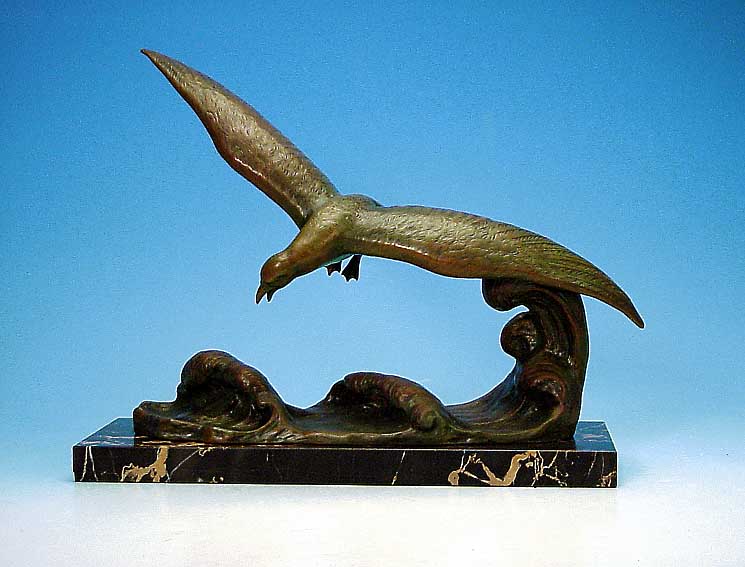 BRONZEFIGUR, FRANKREICH, UM 1910-20, SIGN. OULINE, MöWE AUF WELLE, GRüN PATINIERT, SCHWARZGEäDERTER MARMORSOCKEL, H. CA. 36 CM