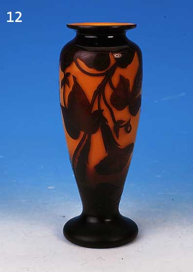 VASE, FRANKREICH, SIGN. A DELATTE NANCY, 30ER JAHRE, SCHICHTGLAS MIT OPAK-ORANGEFARBENEM INNENüBERFANG, AUßEN BRAUN üBERFANGEN, GE- SCHNITTEN ...