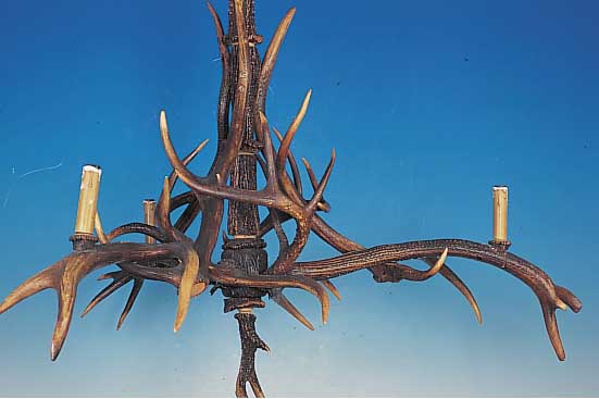 Deckenlampe, deutsch, um 1910, aus versch. Geweihteilen zusammengesetzt, 3 Brennstellen, Alters- und Gebrauchsspuren, funktionstüchtig,H: ca. 135 ...