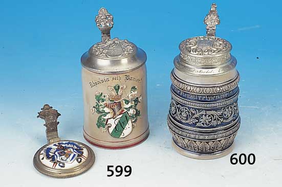 Zinndeckelkrug und Zinndeckel mit Porzellan- einsatz, Studentika, um 1900, 1 x Steinzeug korpus, bemalt, Absolvia sei's Panier, grün- ...