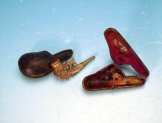 Meerschaumpfeife, wohl deutsch, um 1900, geschnitzt, 1 x drei Möpse, 1 x Hund, L. ca. 9/10 cm