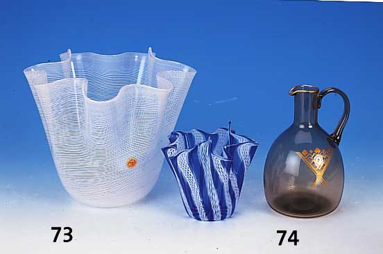 Karaffe, Daum, Nancy, um 30er Jahre, rauch- farbenes Glas, mit Goldbemalung, H. 19.5 cm, signiert