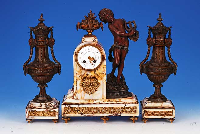 Pendule mit zwei Beistellern, Frankreich, um 1920, ge„dertes Marmorgeh„use, im Sockel Applikationen mit Eichenlaub, Perlleistende- kor, ...