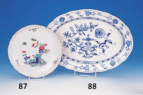 Ovale Platte, Meissen, um 1870/80, Porzel- lan, blaue Bemalung, Zwiebelmuster, L. ca. 47,5 cm, l. Alterssp.