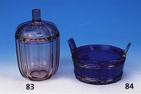 Deckelgefäß, Wiener Werkstätte, Entwurf Josef Hoffmann, amethystfarbenes Glas, facettiert, monogrammiert, min. best., H. 19.5 cm