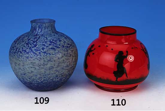 Vase, Daum, Nancy, 30er Jahre, farbloses Glas, mit versch.blauen Aufschmel- zungen, signiert, H. 17 cm