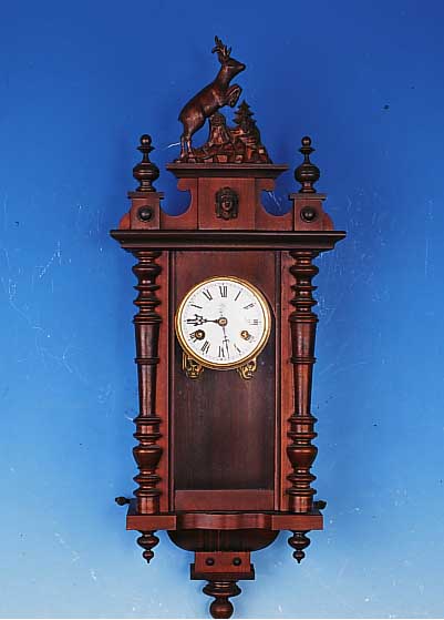 Kleine Wanduhr, Junghans, um 1890, verziert.Holzgeh„use, Originalaufsatz (seltene Bekr”- nung), dreiseitig verglast, Emailzifferblatt, ...