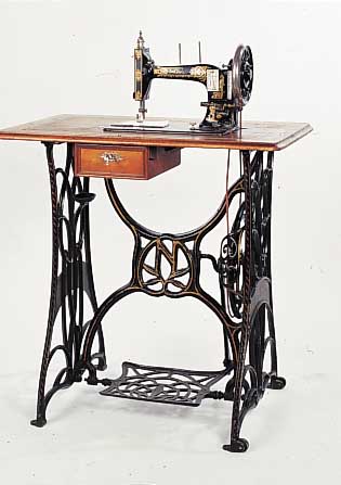 Tisch-Nähmaschine, Marke Emil Halbarth, um 1900, Gestell Gusseisen in schönem Jugend- stil, Holzplatte mit Bandintarsien, Maschine schwarz ...