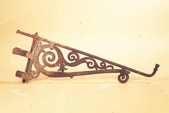 PAAR HALTERUNGEN EINER GASLATERNE, DEUTSCH, UM1880-90, GUSSEISEN, EHEMALS GRüN GEFASST, KORRODIERT, H. CA. 41 CM, L. CA. 92 CM (OHNE DIE ...