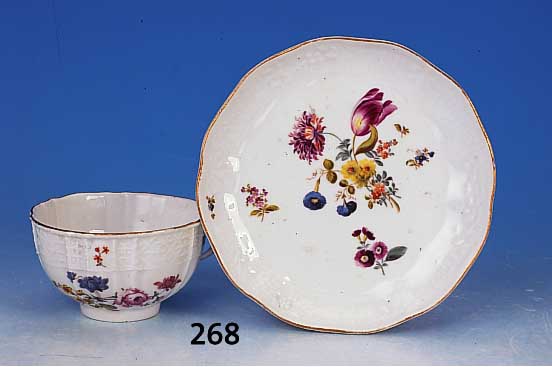 Tasse mit Untertasse, Meissen, um 1740, Porzellan, Blumenbouquetmalerei, Goldrand l. berieben, feine Bemalung, H. 5 cm