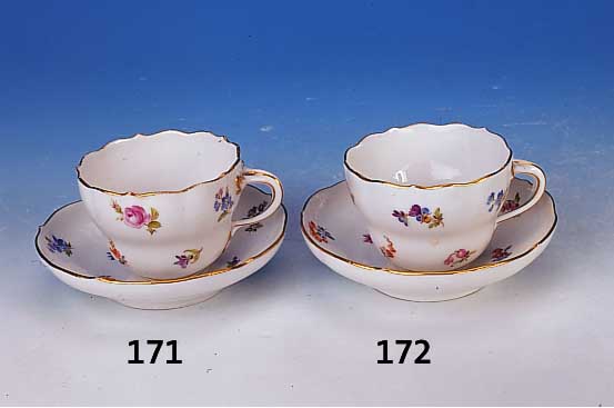 Tasse mit Untertasse, Meissen, um 1890, Por-zellan, Streublmchendekor, Goldrand, 1. Wahl,H. 7 cm