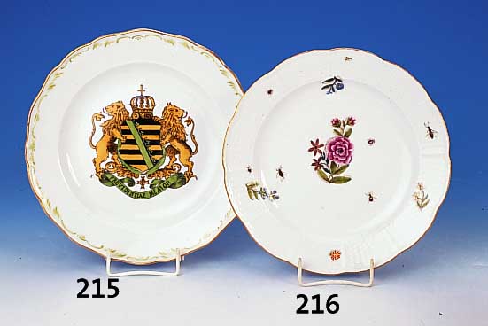 Teller, Meissen, um 1740 Porzellan, in der Art von Klinge bemalt, Blumen und Insektendekor mit Schatten, Goldrand, ...