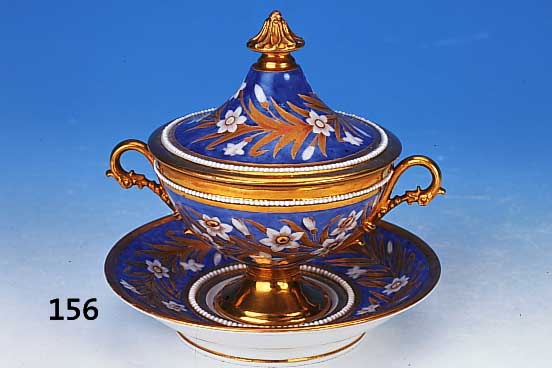Deckelgef„á, Paris, 19. Jh., Porzellan, Blumendekor, Goldstaffage, l. berieben, mit Perlleistendekor, H. ca. 14 cm ...