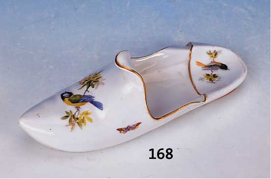 Glcksschuh, Meissen, um 1890, Porzellan, Vogeldekor, mit Insekten, Gold- staffage, kl. Chip seitlich, l. berieben, L. 16 cm