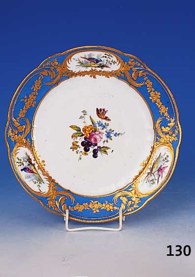 Teller, Sevres, um 1760 Porzellan, blauer Rand, in Kartuschen V”gel, mittig Blumenbouquet, sch”ne Malerei, Gold- ...