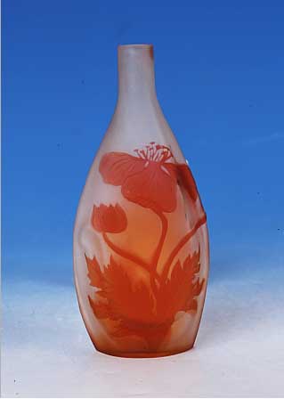 Vase, Galle, Nancy, um 1920 farbloses Glas, rot berfangen, in Flaschen- form, ge„tzt, H. ca. 14.5 cm
