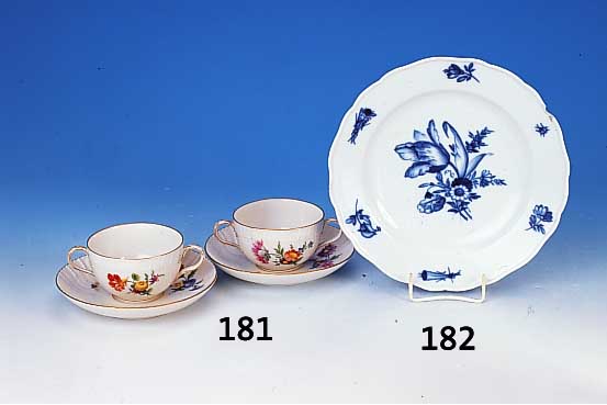 Paar Suppentassen, KPM Berlin, um 1900 Porzellan, Blumendekor, Goldstaffage, H.6 cm mit Untertassen