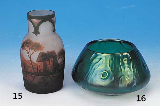 Vase, Frankreich, Degue, 30er Jahre, farb- loses Schichtglas, rot und grn berfgangen, Landschaftsdekor, ge„tzt, signiert, H. 14,5cm