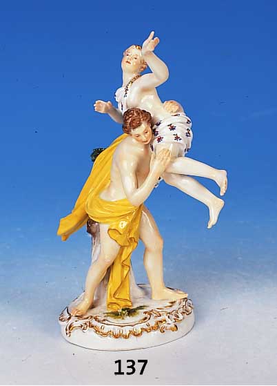 Porzellanskulptur, Meissen, um 1870/80 Raub der Sabinerinnen, bemalt, l. rest. an Sch„rpe und Bl„ttern, Goldstaffage, H. ca. 18 cm