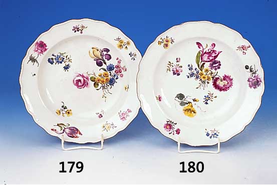 Teller, Meissen, um 1750, Porzellan, Blumenbouquet, groáe Streublmchen, sch”ne Bemalung, brauner Rand, D. 23.5 cm, min. ber.