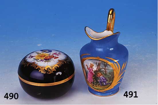 Milchkrug, Frankreich, um 1900, blaugrundig, in Kartusche galante Szene, H. ca. 13 cm, Goldstaffage