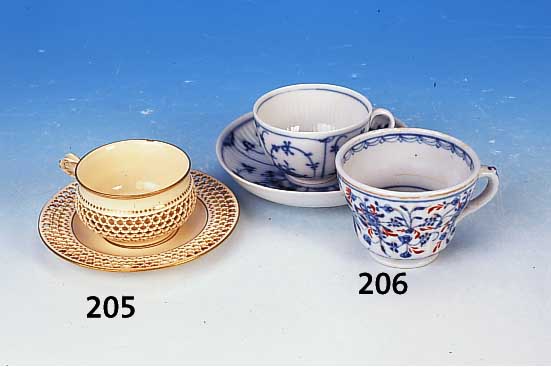 Konvolut Tasse mit Untertasse und Tasse, Rauenstein, um 1820/30, Porzellan, Unter- glasurbemalung, 1x golden und rot geh”ht, H. 7/5 cm