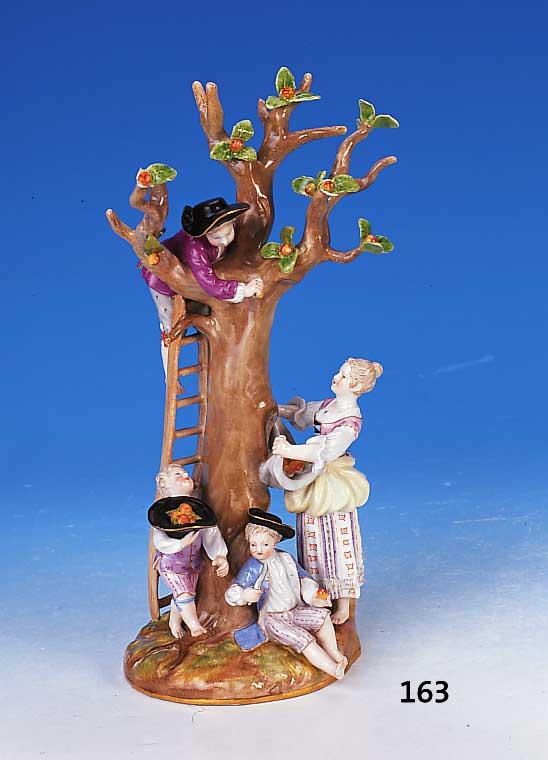 Figurengruppe, Meissen, um 1860 Porzellan, Apfelpflcker, Mutter und drei Kinder, bemalt, z.T. rest., einige Bl„ttchen fehlen, ...