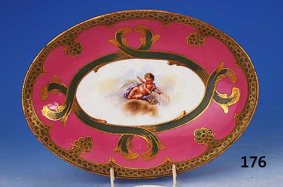 ovale Schale, Sevres, um 1760-80 Porzellan, mittig mit Putto bemalt, aus dem Sevice "Madame Pompadour", L. ca. 28 cm ...