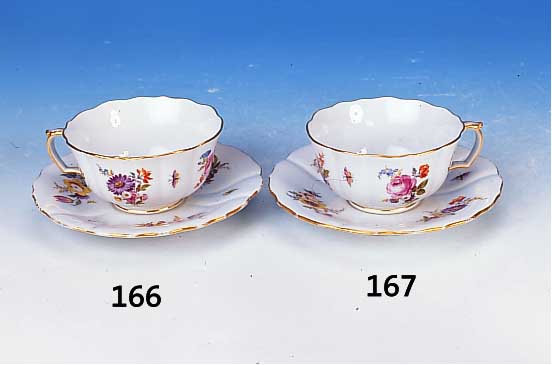Tasse mit Untertasse, Meissen, um 1870/80, Blumenbemalung, kl. Bouquets, mit Insekten, H. 7 cm