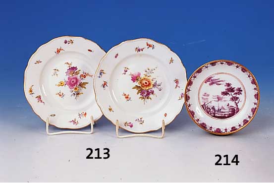 Paar Teller, Meissen, um 1880/90 Porzellan, Blumenbouquet mit Streublmchen und Insekten, Goldrand, D. 15.3 cm leicht ...