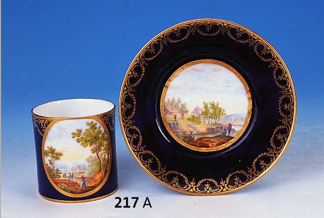 Tasse mit Untertasse, Sevres, 1792, Porzellan, z.T kobaltblau, mittig Landschafts-dekor mit Bauern, sehr feine Bemalung, sch”ne ...
