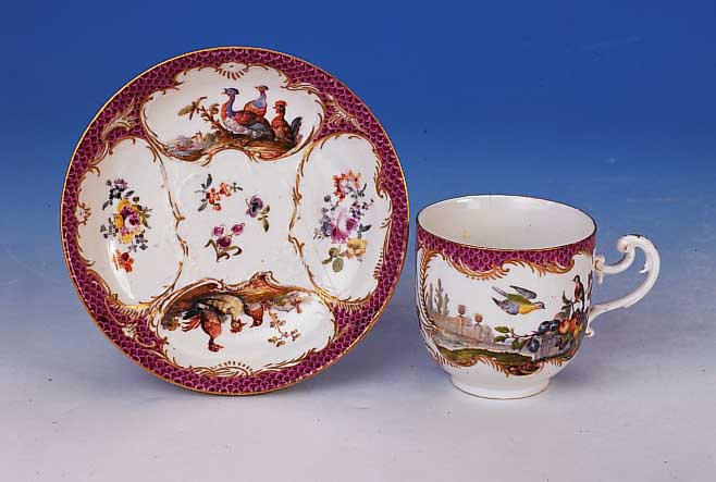 Tasse mit Untertasse, Sevres, um 1740, Por- zellan, Tasse in zwei Kartuschen bemalt: Landschaftsdekor mit zwei bzw. drei V”geln, Untertasse ...