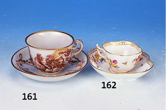 Tasse mit Untertasse, Meissen, um 1870, Porzellan, kl. Blumengebinde mit Insekten, Goldstaffage, sch”ne Bemalun, H. 4 cm