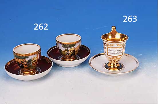PAAR TASSEN MIT UNTERTASSEN, PARIS, 19. JH., PORZELLAN, BRAUNGRUNDIG, LES DEUX COQS, GOLD-RAND, H. 7 CM
